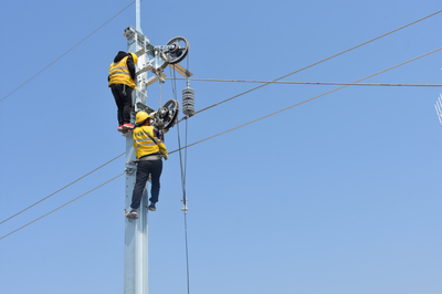 濰萊高鐵建設(shè)一線(xiàn):他們用雙手為高鐵“送電”!