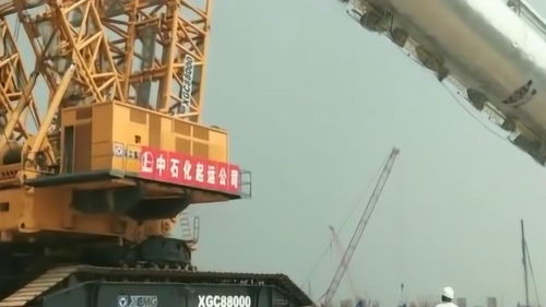 在化工廠(chǎng)安裝大型設(shè)備,這種吊車(chē)不是一般公司能用起的,太奢侈了
